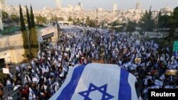 هزاران نفر در اسرائیل روز دوشنبه در اعتراض به سیاست‌های نتانیاهو در اروشلیم تظاهرات کردند. 