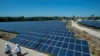 Ilustrasi - Panel tenaga surya di pembangkit listrik tenaga surya terbesar di Indonesia, di desa Oelpuah di Kupang, 20 Juli 2017 (Antara Foto)
