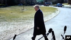 Le président Donald Trump marche sur la pelouse sud après avoir parlé à des journalistes avant de quitter la Maison Blanche à Washington, le 5 janvier 2018.