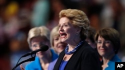 密西根州民主党籍联邦参议员黛比·斯塔比诺在民主党代表大会上发言（2016年7月28日）