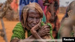 በኢትዮጵያ በሶማሌ ክልል በጥር ወር አንዲት እናት የእርዳታ እህል እየጠበቁ