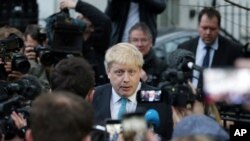 2016年2月21日伦敦市长约翰逊在他伦敦的家外表示支持英国退出欧洲联盟。