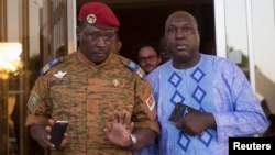 Pemimpin militer Burkina Faso Yacouba Isaac Zida (kiri) dan pemimpin oposisi Zephirin Diabre bertemu di ibukota Ouagadougou (2/11).