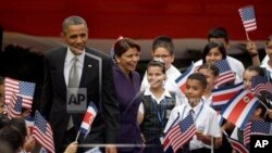 Presiden AS Barack Obama dan Presiden Kosta Rika Laura Chinchilla menghadiri sebuah acara kebudayaan yang menampilkan pertunjukan anak-anak Kosta Rika di Casa Amarilla, San Jose (3/5). 