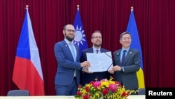 2023年11月10日，捷克政府乌克兰事务特使科佩奇尼、台湾外交部政务次长李淳以及捷克驻台代表大卫·施泰因克在台北举行的一场活动后合影。（路透社）