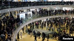Anti-government protesters stage a rally at a shopping mall in Hong Kong, China April 26, 2020. REUTERS/Tyrone Siu