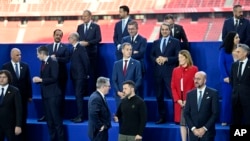 欧洲领导人在匈牙利布达佩斯出席欧洲政治共同体峰会期间准备合影。（2024年11月7日）