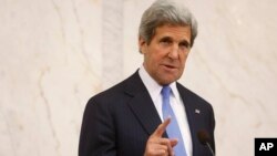 미국 존 케리 국무장관이 14일 스웨덴 스톡홀롬에서 프레데릭 레인펠트 스웨덴 총리와 회담 후 가진 기자회견에서 발언하고 있다.