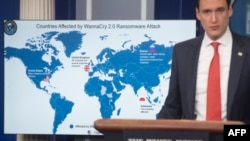 토머스 보서트 미국 백악관 국토안보보좌관이 지난 2017년 12월 워싱턴 백악관에서 '워너크라이' 사이버공격의 배후가 북한이라는 조사 결과를 발표하고 있다.