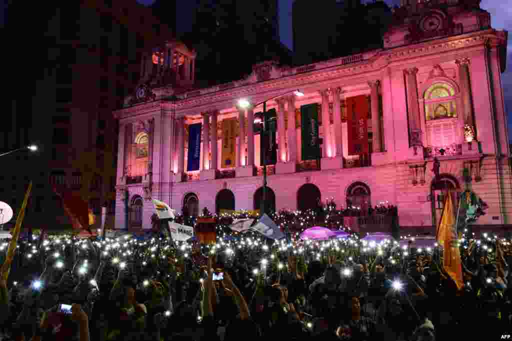 Para pendukung calon walikota Rio de Janeiro Marcelo Freixo, berkumpul untuk menunggu pengumuman hasil pilkada di Rio de Janeiro, Brazil.