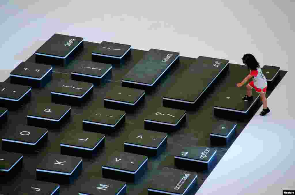 Seorang anak memanjat di sebuah &quot;keyboard laptop&quot; raksasa saat acara promosi di sebuah pusat perbelanjaan di Beijing, China.