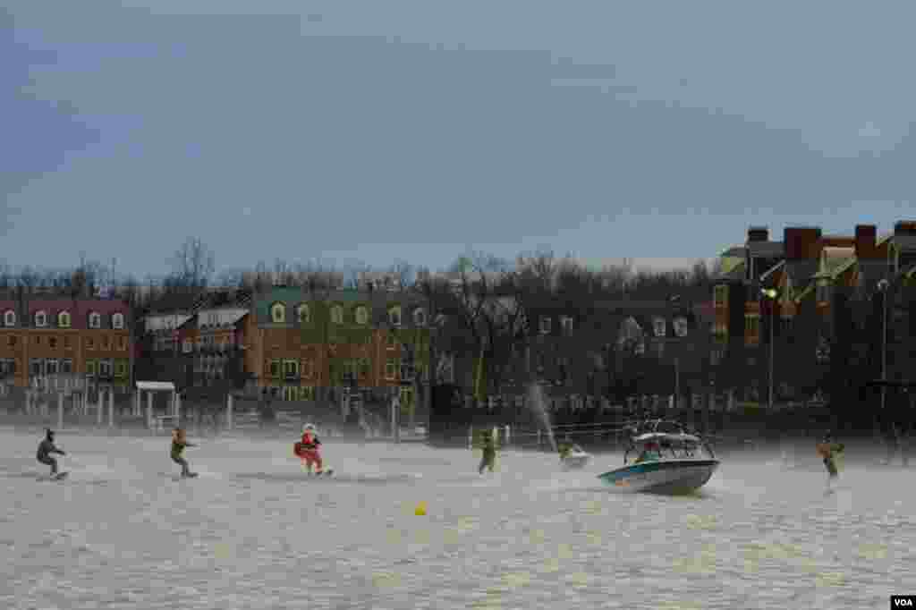 Санта-Клаус и свита в Александрии