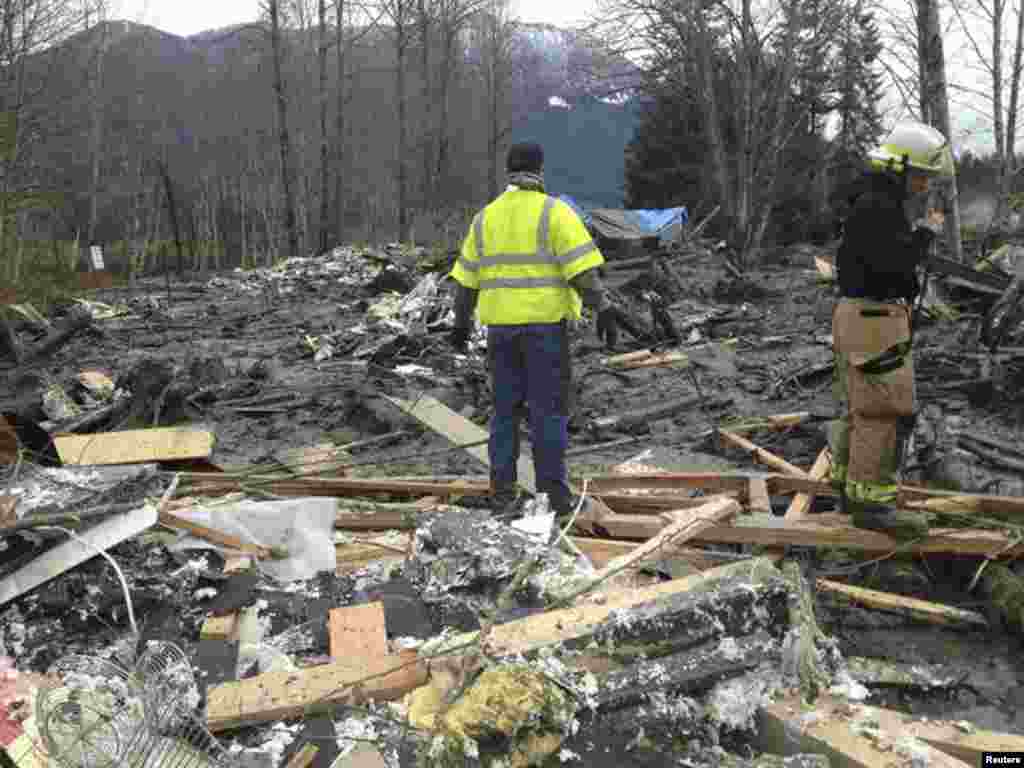 Migrants receive medical assistance as they disembark from the Norwegian vessel Siem Pilot at Catania&#39;s harbor, Italy.