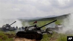 북한이 지난 27일 공개한 탱크 부대 훈련 장면.