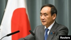 스가 요시히데 일본 관방장관이 지난 2월 도쿄 총리 관저에서 북한의 미사일 발사에 관한 정부 입장을 밝히고 있다.