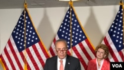 参议院多数党领袖舒默(Chuck Schumer, D-NY)2021年6月8日在国会山召开记者会接受媒体提问(美国之音记者李逸华拍摄)