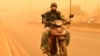 Un homme conduit sa moto pendant une tempête de sable au milieu de la propagation de la maladie à coronavirus (COVID-19) à Ouagadougou, au Burkina Faso, le 15 avril 2020. (Photo: REUTERS/Anne Mimault)