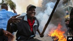 Des habitants du quartier Mathare sont descendus dans les rues pour protester contre les résultats donnant le président kényan sortant Uhuru Kenyatta en tête de la présidentielle de la vielle, à Nairobi, Kenya, 9 août 2017. 