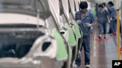 中国吉利慈溪基地的工人组装汽车。（资料照）