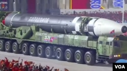资料照片：朝鲜展示的新型弹道导弹（2020年10月17日）