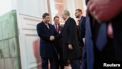 中国国家主席习近平与俄罗斯总统普京告别。（路透社2023年3月21日）