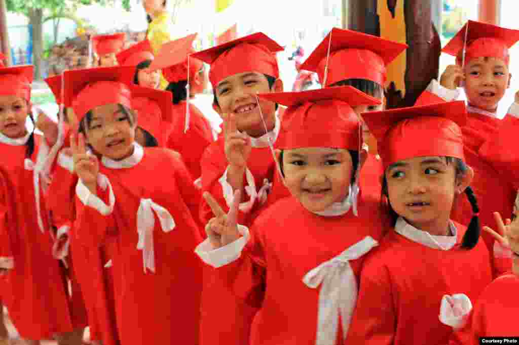 Anak-anak tersenyum ketika difoto pada acara wisuda pra-sekolah di Childhood Kindergarten di Phan Thiet, ibu kota Provinsi B&igrave;nh Thuận, Vietnam tenggara (foto oleh by Nguyễn Th&aacute;i B&igrave;nh/Vietnam/VOA reader).
