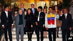 Presiden Ekuador, Uruguay, Argentina, Bolivia, Venezuela dan Suriman berfoto di Cochabamba, Bolivia (4/7). 