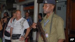 一名肯尼亚警官站立在机场安检口（资料照片）