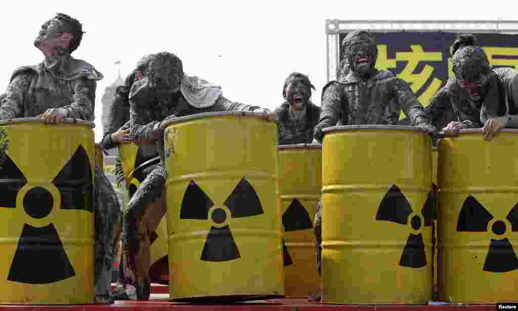 Aktivis-aktivis anti-nuklir ikut serta dalam pertunjukan di jalanan yang diadakan dalam rangka unjuk rasa di depan kantor presiden di Taipei. Puluhan ribu aktivis anti-nuklir di seluruh Taiwan turun ke jalan untuk mendesak pemerintah agar mengakhiri proyek pembangkit tenaga nuklir keempat yang kontroversial dan berhenti menggunakan tenaga nuklir.