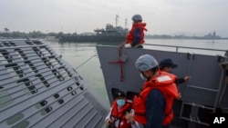 រូបឯកសារ៖ ទាហាន​ជើងទឹក​ឈរ​នៅ​លើ​នាវា​មួយ​គ្រឿង​ក្នុង​អំឡុងពេល​នៃ​ការ​ធ្វើ​សមយុទ្ធយោធា​​មួយ​នៅ​ក្រុង Kaohsiung City កោះ​តៃវ៉ាន់ ថ្ងៃទី១២ ខែមករា ឆ្នាំ២០២៣។ 