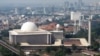 Masjid Istiqlal dan Gereja Katedral (latar belakang) di Jakarta. (Foto: wikipedia) 