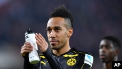  Pierre-Emerick Aubameyang, attaquant de Dortmonud, applaudissant ses supporters et deçu après un match contre FC Cologne en bundesliga, le 10 décembre 2016 (AP Photo/Martin Meissner)