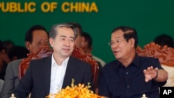 柬埔寨首相洪森（右）与中国驻柬埔寨大使熊波在金边的一个中国资助的天桥开工典礼上。（2018年7月2日）