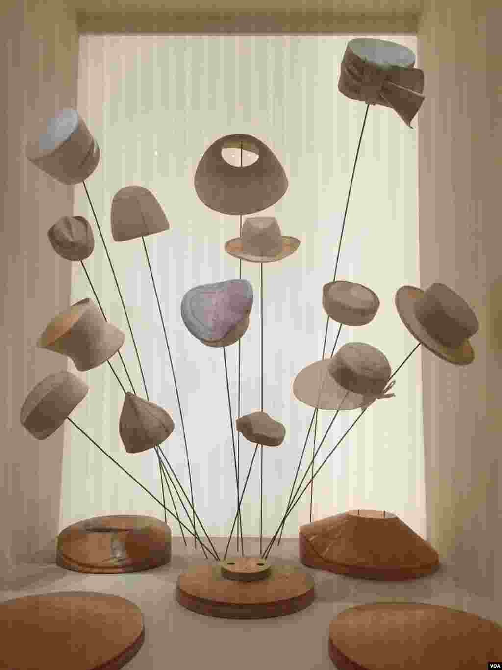 نمایشگاه تاریخچه ایو سن لوران طراح مد فرانسوی