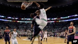 Boston Celtics à travers Jaylen Brown (7) dunks contre Washington Wizards en NBA, Boston le 15 Mai 2017 (AP Photo/Charles Krupa)