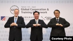 外交部长吴钊燮（中）与美国在台协会台北办事处（AIT）处长郦英杰（Brent Christensen，左）及日本台湾交流协会台北事务所代表泉裕泰（Hiroyasu Izumi，右）于6月1日的“全球合作暨训练架构（GCTF）”5周年记者会上拱手合影。(台湾外交部提供)