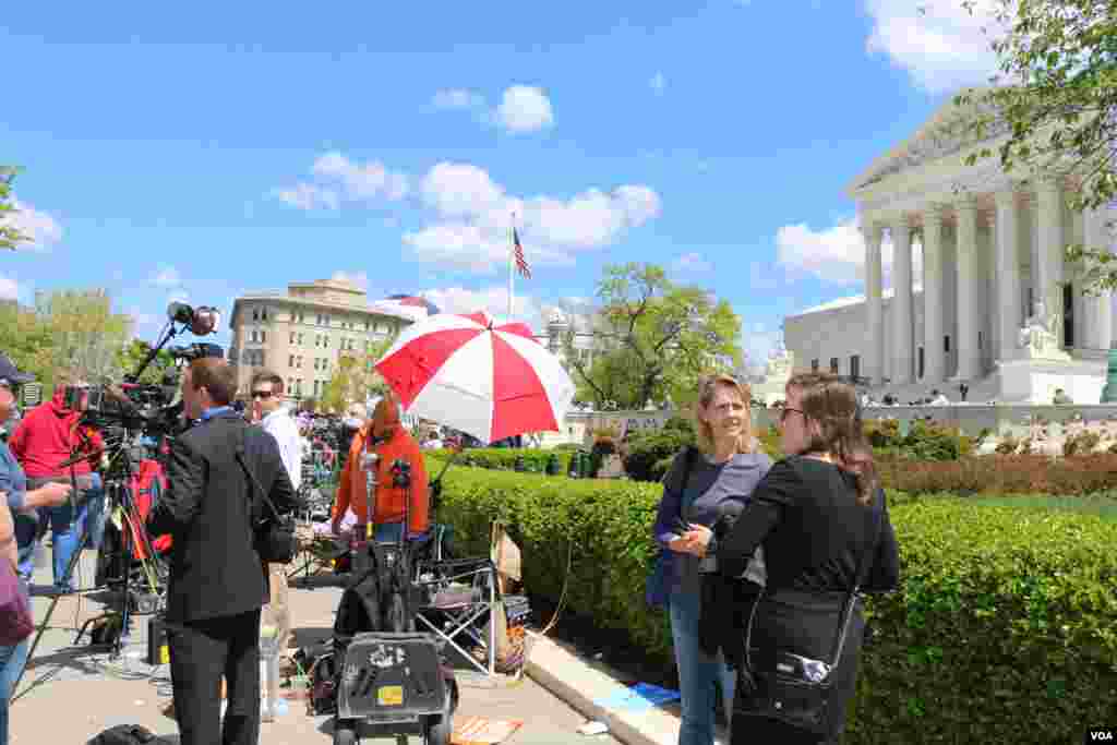 媒体聚集在高等法院门口 (美国之音杨晨拍摄)