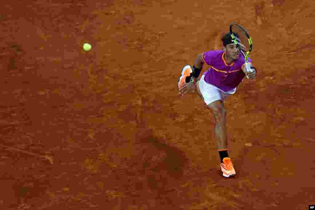 Petenis Spanyol Rafael Nadal dalam pertandingan melawan petenis Belgia David Goffin pada kejuaraan Madrid Terbuka di Madrid, Spanyol. Nadal menang straight set: 7-6, 6-2