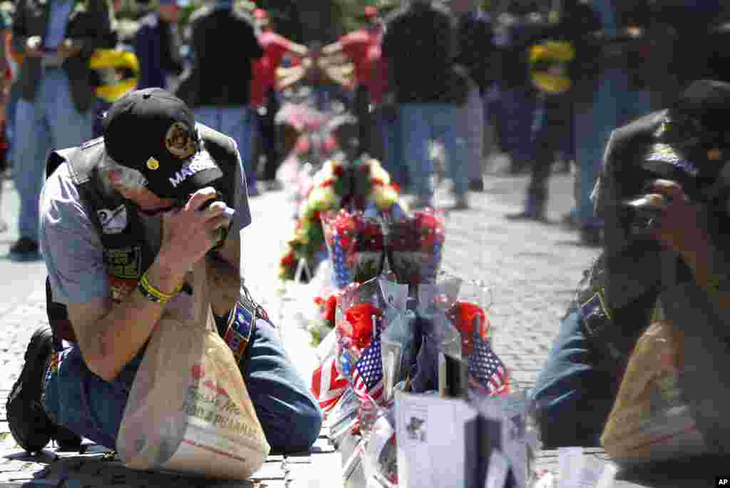 Seorang veteran mengambil gambar salah satu sudut di tugu peringatan perang Vietnam menjelang peringatan Hari Pahlawan di Washington DC, 26 Mei 2013. (AP Photo/Molly Riley)