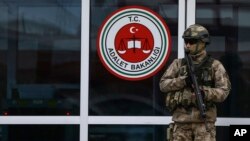 Un soldat turque devant la prison de Silivri le 16 fevrier 2018