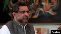 پاکستان مسلم ليګ (ن) د گوند یو مرکزي مشر شاهد خاقان عباسي د نامزدگۍ کاغذونه جمع کړي دي 