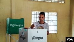 រូបឯកសារ៖ បុរស​ម្នាក់​ទម្លាក់​សន្លឹក​ឆ្នោត​របស់​លោក​ទៅ​ក្នុង​ហិប​ឆ្នោត ក្នុង​ការិយាល័យ​បោះ​ឆ្នោត​មួយ នៅ​ខណ្ឌ​សែន​សុខ រាជធានី​ភ្នំពេញ កាលពី​ថ្ងៃ​ទី២៩ ខែ​កក្កដា ឆ្នាំ​២០១៨។ (ទី អូលីស្សា/វីអូអេ)