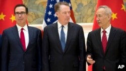 지난 2월 고위급 무역협상을 위해 중국을 방문한 스티븐 므누신 미 재무장관(왼쪽부터)과 로버트 라이트하이저 미 무역대표부 대표가 협상 베이징 댜오위타이 국빈관에서 류허 중국 국무원 부총리와 함께 포즈를 취하고 있다.