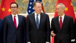 고위급 무역협상을 위해 중국을 방문한 스티븐 므누신 미 재무장관(왼쪽부터)과 로버트 라이트하이저 미 무역대표부 대표가 지난 15일 베이징 댜오위타이 국빈관에서 류허 중국 국무원 부총리(가운데)와 함께 포즈를 취하고 있다.