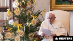 Papa Francis akiongea baada ya maombi ya kila wiki katika maktaba kwenye maktaba ya Apostolic Palace, Disemba 30, 2020. (Credit: Vatican Media)