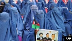 Perempuan bercadar Afghanistan menghadiri kampanye kandidat pemilihan Presiden Afghanistan, Gul Agha Shirzai di Jalalabad, provinsi Nangarhar (8/3).