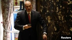 미국 국가경제위원회 차기 위원장에 내정된 골드만삭스의 게리 콘 회장이 지난달 29일 도널드 트럼프 미국 대통령 당선인을 만나기 위해 뉴욕 트럼프 타워에 도착했다.