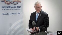 렉스 틸러슨 미국 국무장관이 G-20 외교장관회의 참석을 위해 방문한 독일에서 16일 세르게이 라브로프 러시아 외무장관과 양자회담을 가진 후 성명을 발표하고 있다.