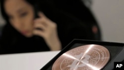 香港一家比特币交易商店展示的比特币徽标。（2017年12月21日）