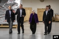 2024年3月27日，在美国财政部长珍妮特·耶伦（中）参观位于佐治亚州诺克罗斯的太阳能电池公司苏尼瓦时，该公司的首席执行官马特·卡德（左二）与她交谈。